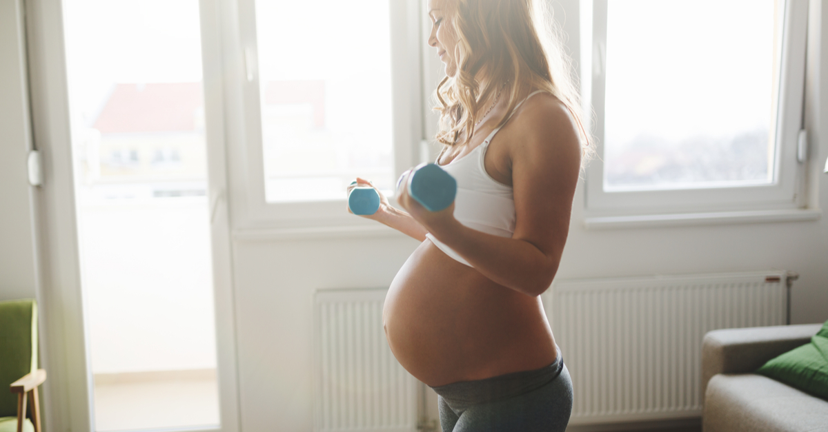 Schwangere beim Kurzhantel Training